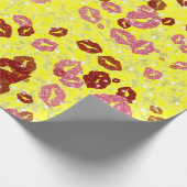 黄色の包装紙の赤とバラのキス ラッピングペーパー (角)