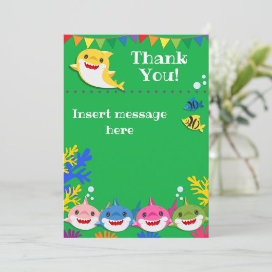 黄色の子供のサメのグリーンの誕生日 サンキューカード (スタンド正面)