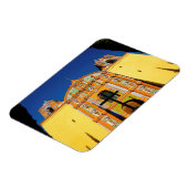 黄色の教会の低い角度のビ華美ュー マグネット (左側)