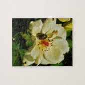 黄色の日本のバラフローラのグリーンビートル ジグソーパズル (横)