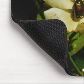 黄色の日本のバラフローラのグリーンビートル マウスパッド (コーナー)