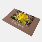 黄色の春ダフォディルインザガーデンウェルカム ドアマット (アングル)