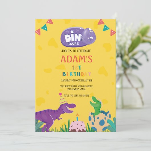 黄色の最初の誕生日グリーン&紫の恐竜 招待状 (スタンド正面)