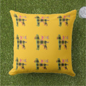 黄色の格子模様の犬　黄色 アウトドアクッション (芝生)