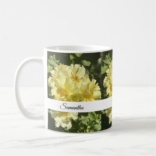 黄色の植物の花 コーヒーマグカップ (左)