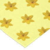 黄色の水仙の花の継ぎ目のないパターンがオン テーブルクロス (アングル)