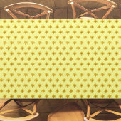 黄色の水仙の花の継ぎ目のないパターンがオン テーブルクロス