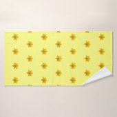 黄色の水仙の花の継ぎ目のないパターンがオン バスタオル (バスタオル)