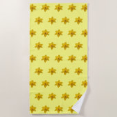 黄色の水仙の花の継ぎ目のないパターンがオン ビーチタオル (正面)