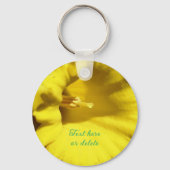 黄色の水仙の花閉パーソナライズされたじる キーホルダー (正面)