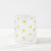 黄色の水仙 春 現代的。 フロストグラスマグカップ (中央)