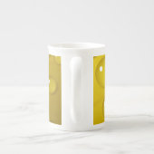 黄色の水滴の背景 ボーンチャイナマグカップ (裏面)