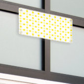 黄色の水玉模様、水玉模様パターン、ドット点々のある、 横断幕 (ビルの外側)