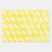 黄色の水色ベビーシャワー足跡パターン ラッピングペーパーシート (正面)