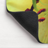 黄色の淡い色のユリの花を閉じる マウスパッド (コーナー)