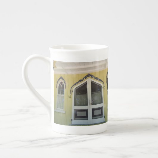 黄色の炎ジンジャーブレッド – Martha's Vinyard ボーンチャイナマグカップ (左)