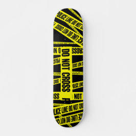 黄色の犯罪シーンを横断しないテープの危険領域 スケートボード