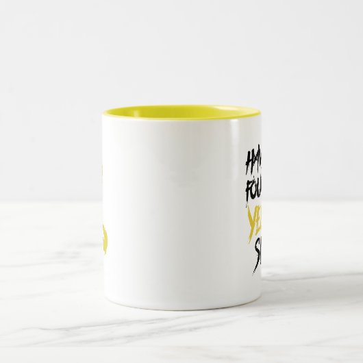 黄色の王は黄色い印を見つけてもらいます ツートーンマグカップ (中央)