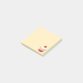 黄色の甘くておいしいイチゴのカップケーキ ポストイット (アングル)