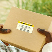 黄色の発送ラベルにハイライトされたビジネス名 ラベル