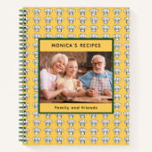 黄色の白いシェフ帽子のパターン名の写真 ノートブック (正面)