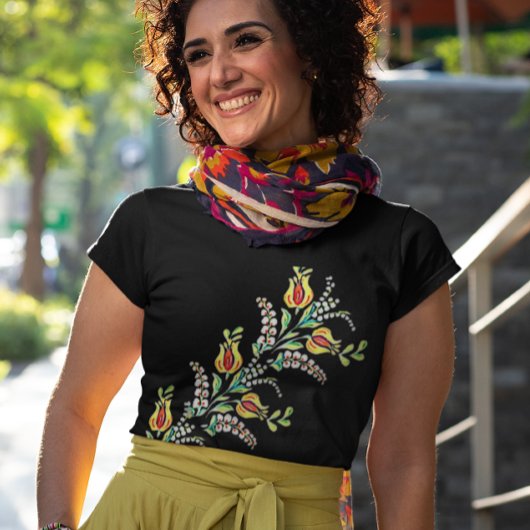 黄色の白いハンガリーのフローラモチーフ Tシャツ