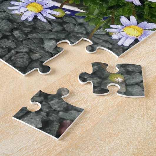 黄色の白いマルガリータの花と灰色の小石 ジグソーパズル (側面)