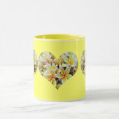 黄色の白くおよび黄色のプルメリアのハート マグカップ (中央)