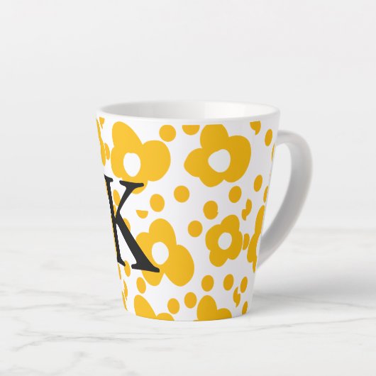 黄色の白デイジー花のパターン追加モノグラムmus カフェラテマグ (右アングル)