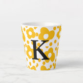 黄色の白デイジー花のパターン追加モノグラムmus カフェラテマグ (正面)