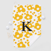 黄色の白デイジー花のパターン追加モノグラムmus ゴルフタオル (インサイチュ)