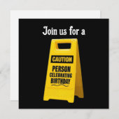 黄色の看板で誕生日を祝う人物に注意 招待状 (正面/裏面)