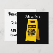 黄色の看板を持った誕生日を祝う人を注意 招待状 (正面/裏面)