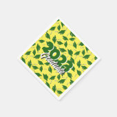 黄色の空中に投げられた緑の卒業キャップ スタンダードカクテルナプキン (角)