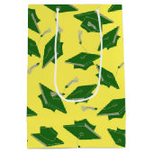 黄色の空中に投げられた緑の卒業キャップ ミディアムペーパーバッグ (裏面)