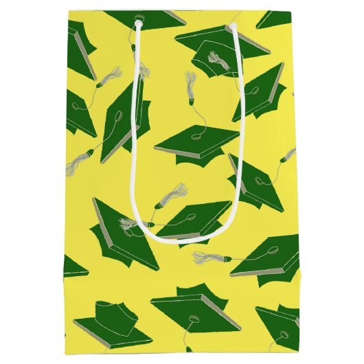 黄色の空中に投げられた緑の卒業キャップ ミディアムペーパーバッグ (裏面)