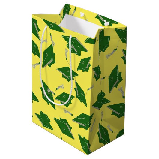 黄色の空中に投げられた緑の卒業キャップ ミディアムペーパーバッグ (裏面アングル)