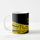 黄色の立入禁止表示の警察テーマの誕生日 コーヒーマグカップ (左)