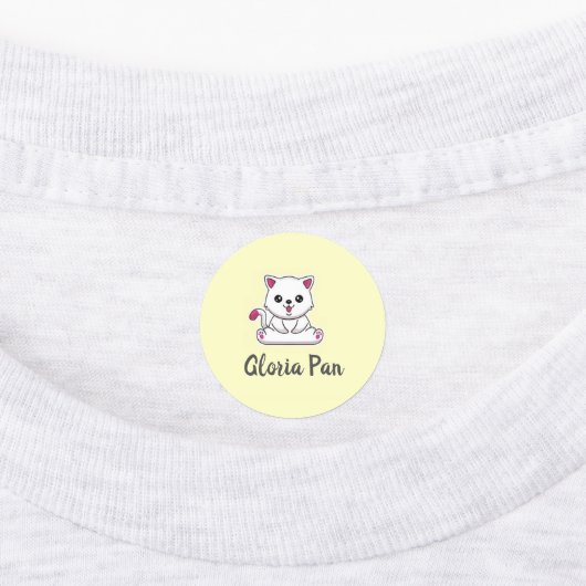 黄色の背景にいるかわいい白猫のカスタムネーム ラベル (貼付)