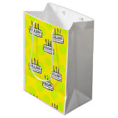 黄色の背景にお誕生日ケーキ付きピックボール ミディアムペーパーバッグ (正面アングル)