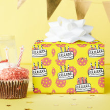 黄色の背景にお誕生日ケーキ付きピックボール