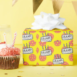 黄色の背景にお誕生日ケーキ付きピックボール ラッピングペーパー