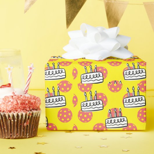 黄色の背景にお誕生日ケーキ付きピックボール ラッピングペーパー (誕生日パーティー)