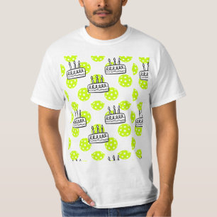 黄色の背景にお誕生日ケーキ付きピックボール Tシャツ
