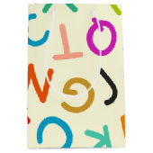 黄色の背景にアルファベットの文字 ミディアムペーパーバッグ (正面)