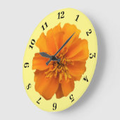 黄色の背景にオレンジ色のマリゴールド ラージ壁時計 (傾斜)