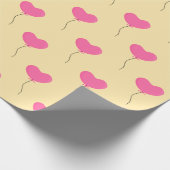 黄色の背景にピンクのハートバルーン ラッピングペーパー (角)