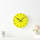 黄色の背景にブラックの5時 - どこかで5時の鐘 ラウンド壁時計 (ホーム)