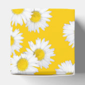 黄色の背景に白いデイジー フェイバーボックス (上部)