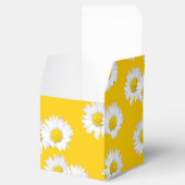 黄色の背景に白いデイジー フェイバーボックス (オープン)